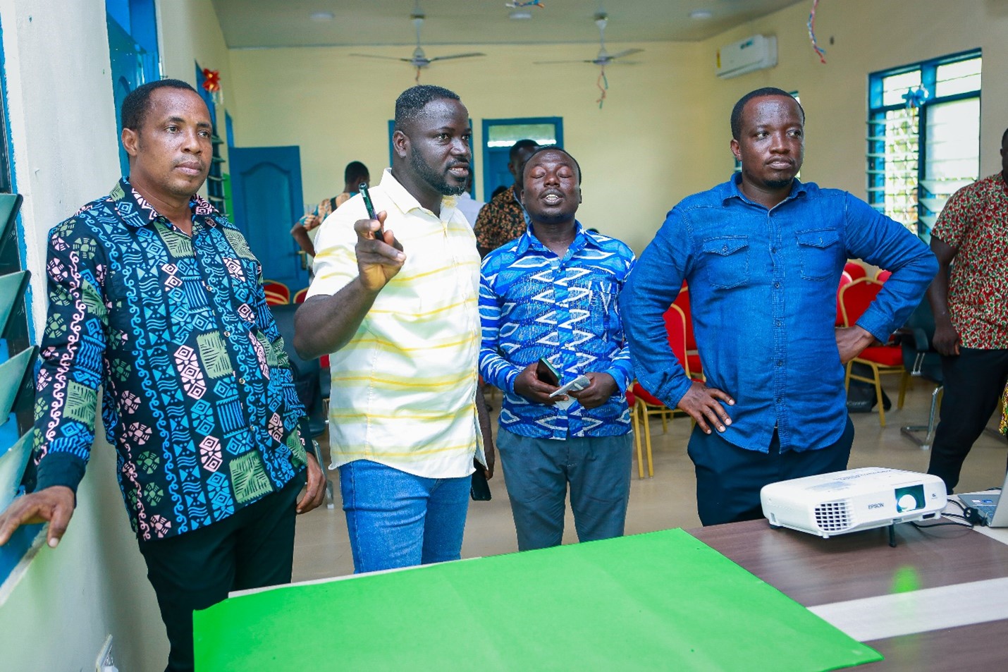 Asuansi team working in a group