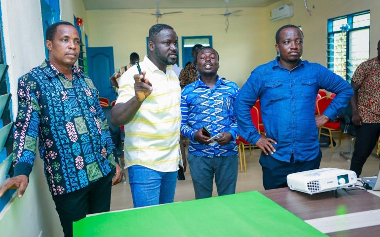 Asuansi team working in a group